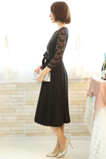 ブラックの長袖レースプリーツドレス