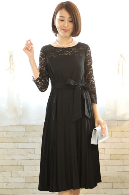 ブラックの長袖レースプリーツドレス
