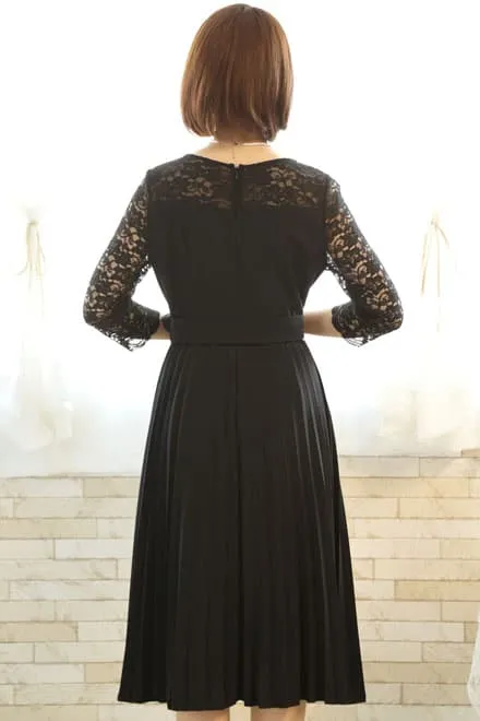 ブラックの長袖レースプリーツドレス