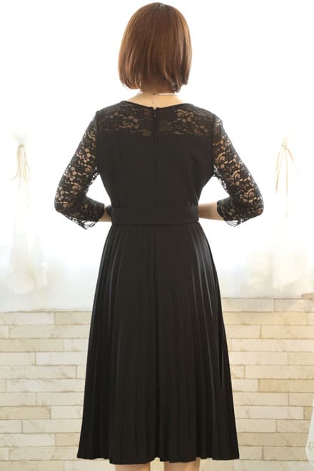 ブラックの長袖レースプリーツドレス