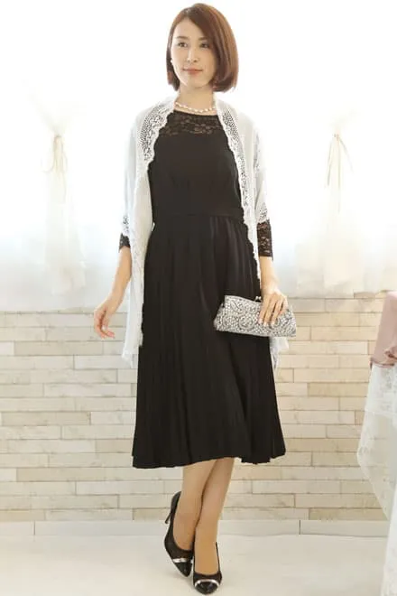 ブラックの長袖レースプリーツドレス