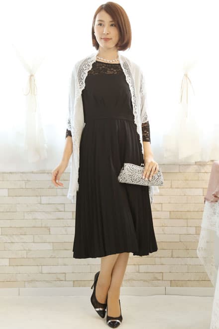 ブラックの長袖レースプリーツドレス