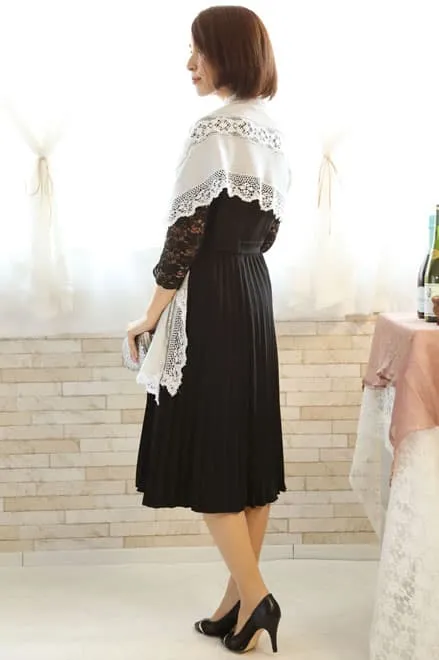 ブラックの長袖レースプリーツドレス