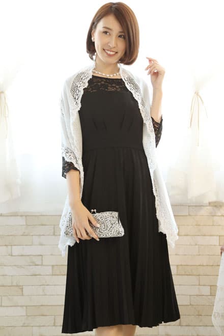 ブラックの長袖レースプリーツドレス