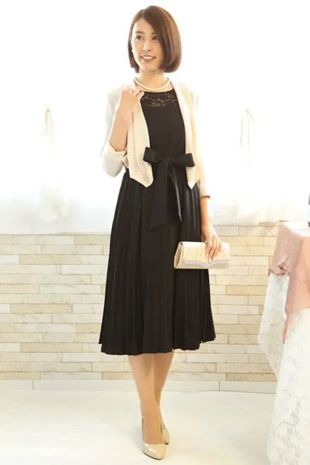 ブラックの長袖レースプリーツドレス