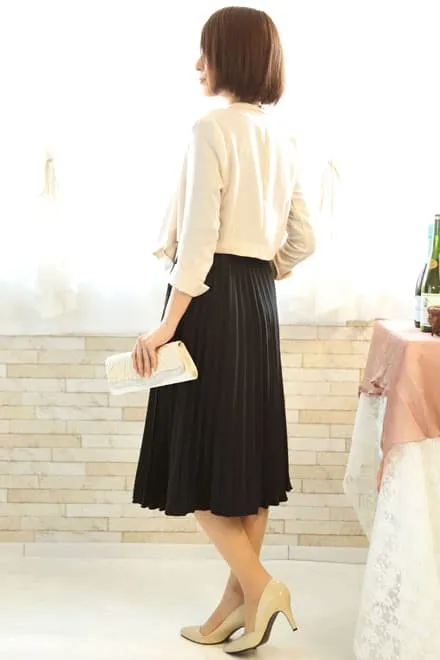 ブラックの長袖レースプリーツドレス