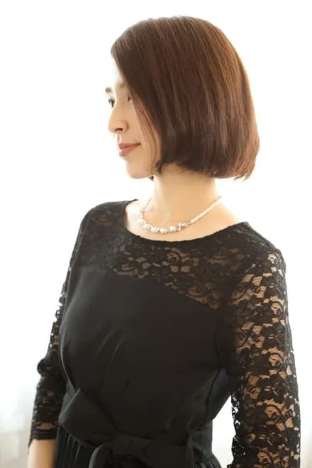 ブラックの長袖レースプリーツドレス