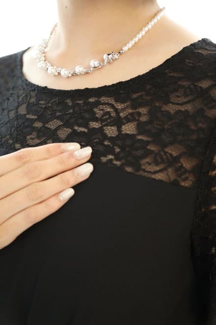 ブラックの長袖レースプリーツドレス