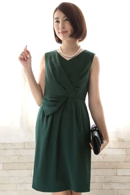 ダークグリーンのひざ丈Iラインドレス