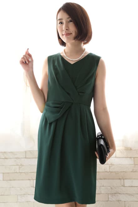 ダークグリーンのひざ丈Iラインドレス