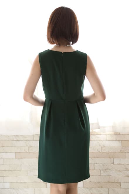 ダークグリーンのひざ丈Iラインドレス