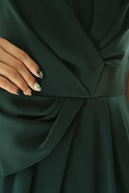 ダークグリーンのひざ丈Iラインドレス