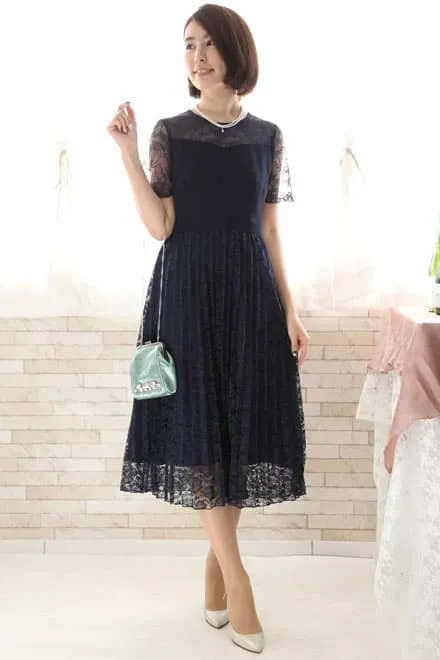 ネイビーの総レースプリーツドレス