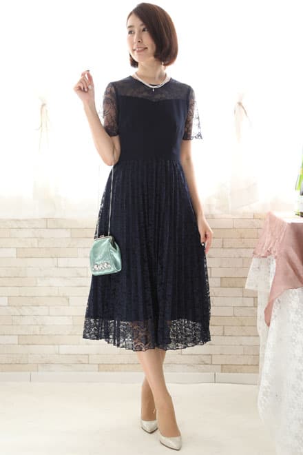 ネイビーの総レースプリーツドレス