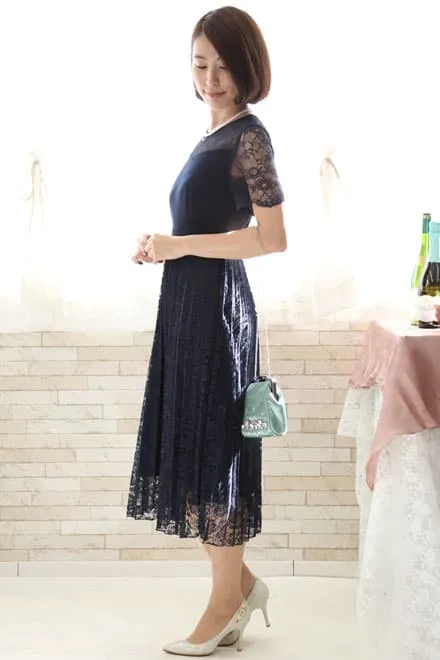 ネイビーの総レースプリーツドレス