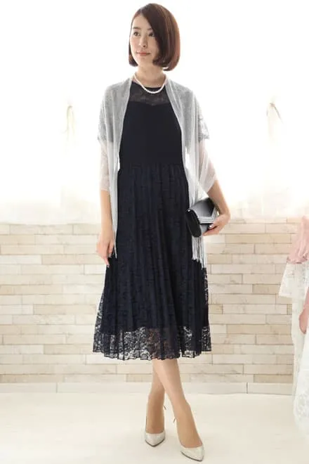 ネイビーの総レースプリーツドレス