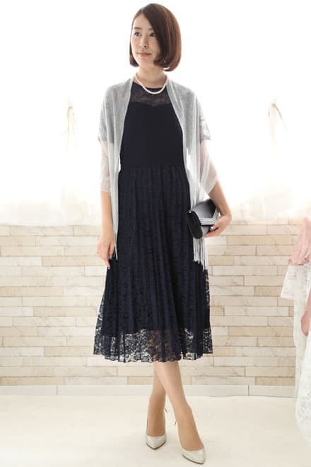 ネイビーの総レースプリーツドレス