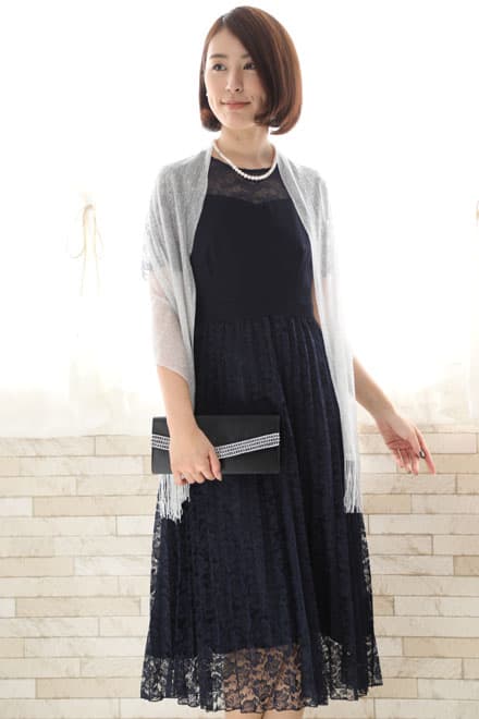 ネイビーの総レースプリーツドレス