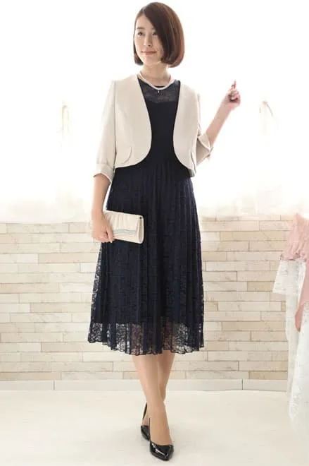 ネイビーの総レースプリーツドレス