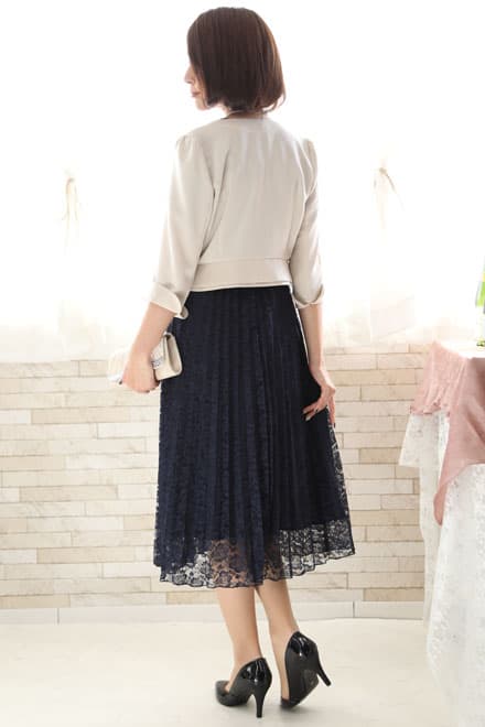 ネイビーの総レースプリーツドレス