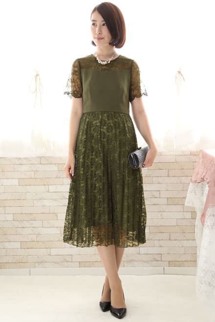 ライトグリーンの総レースプリーツドレス