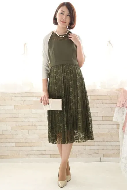 ライトグリーンの総レースプリーツドレス