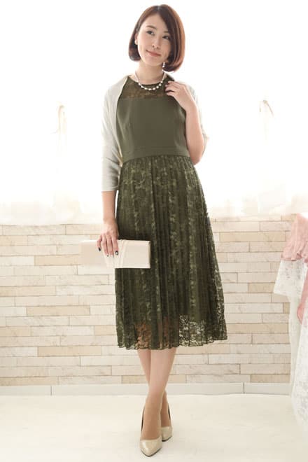 ライトグリーンの総レースプリーツドレス