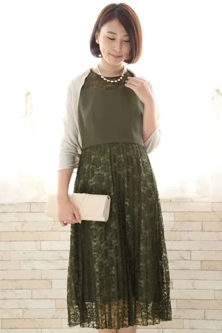ライトグリーンの総レースプリーツドレス