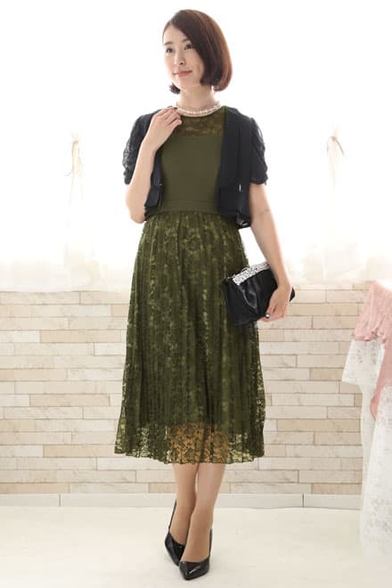 ライトグリーンの総レースプリーツドレス