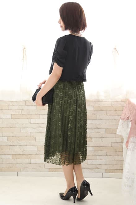 ライトグリーンの総レースプリーツドレス