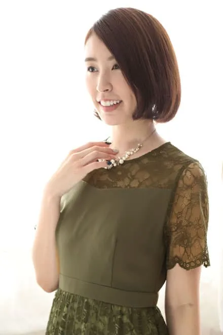 ライトグリーンの総レースプリーツドレス