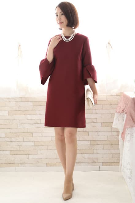 ワインレッドのボリュームスリーブドレス