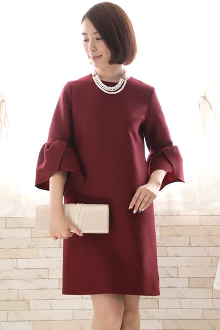 ワインレッドのボリュームスリーブドレス
