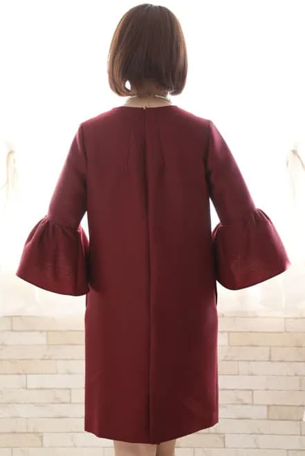 ワインレッドのボリュームスリーブドレス