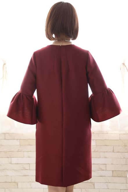 ワインレッドのボリュームスリーブドレス
