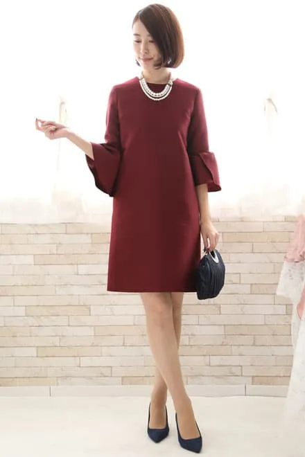ワインレッドのボリュームスリーブドレス