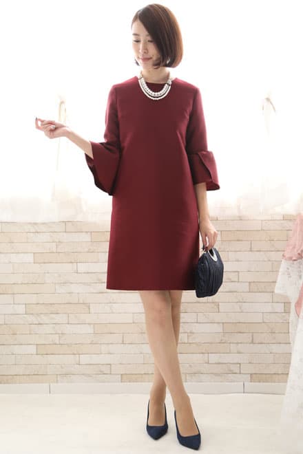 ワインレッドのボリュームスリーブドレス