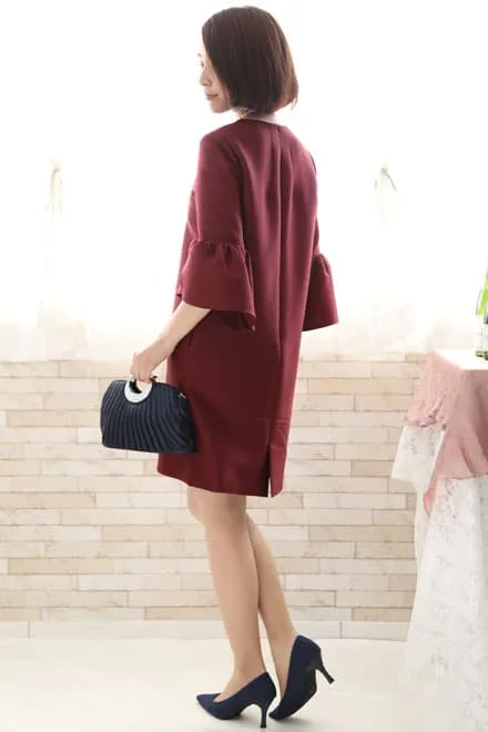 ワインレッドのボリュームスリーブドレス