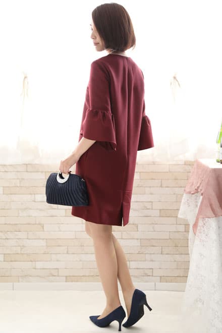 ワインレッドのボリュームスリーブドレス