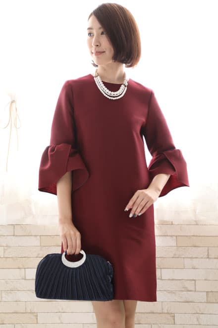 ワインレッドのボリュームスリーブドレス