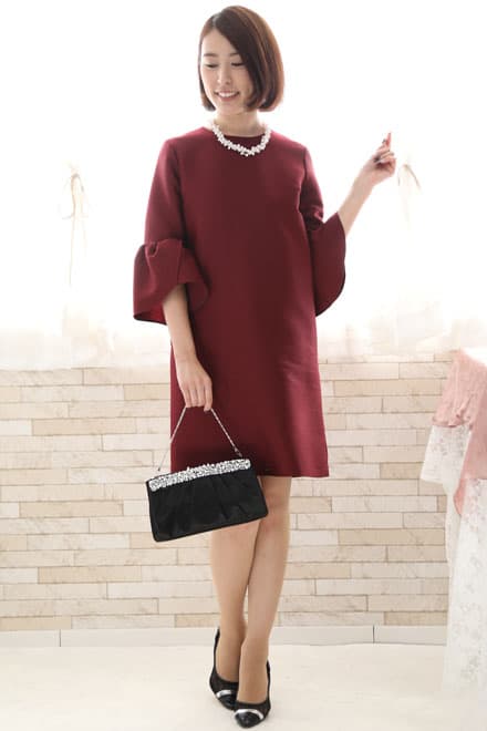 ワインレッドのボリュームスリーブドレス