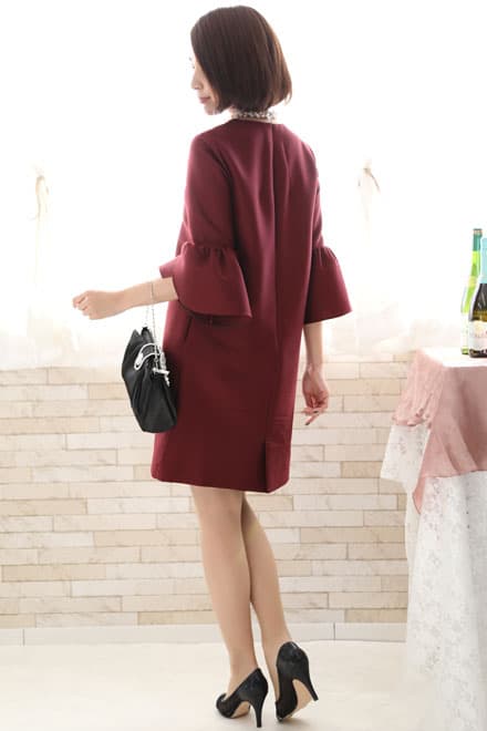 ワインレッドのボリュームスリーブドレス