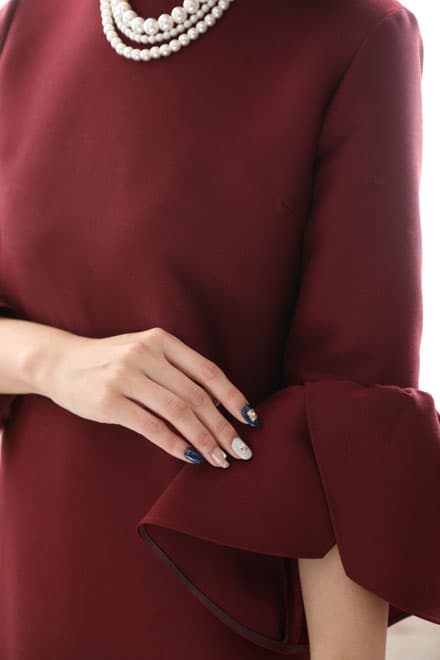 ワインレッドのボリュームスリーブドレス