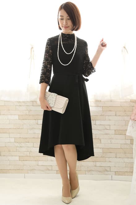 ブラックのクラシカルレースハイネックドレス