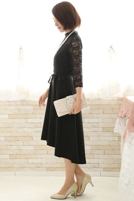 ブラックのクラシカルレースハイネックドレス