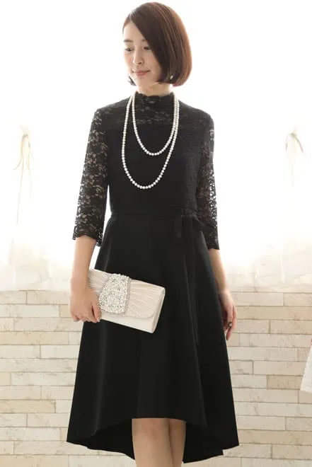 ブラックのクラシカルレースハイネックドレス