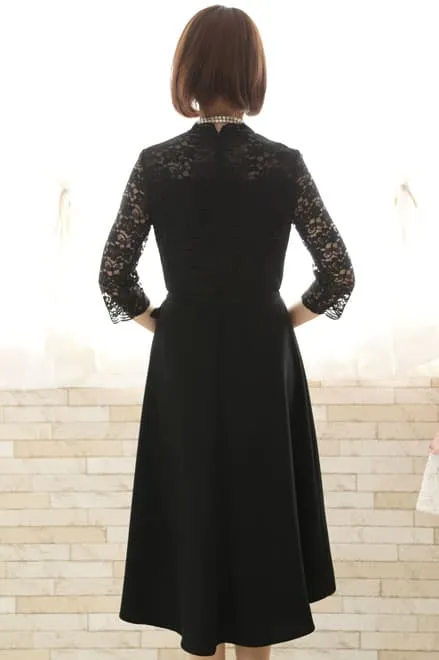 ブラックのクラシカルレースハイネックドレス