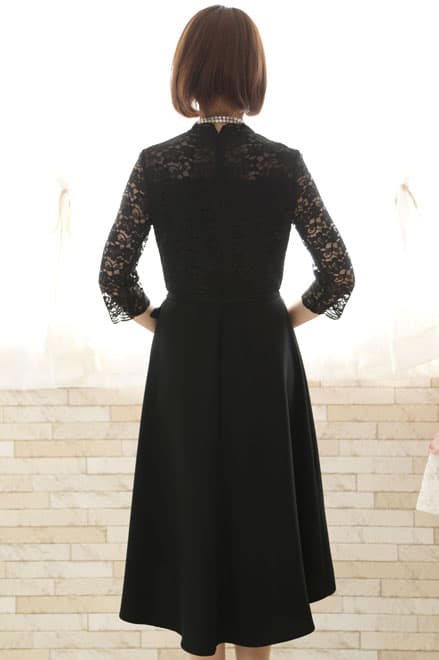 ブラックのクラシカルレースハイネックドレス