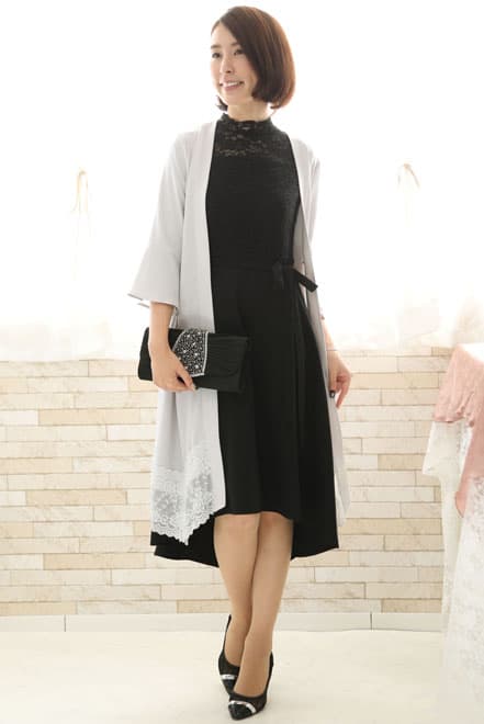ブラックのクラシカルレースハイネックドレス