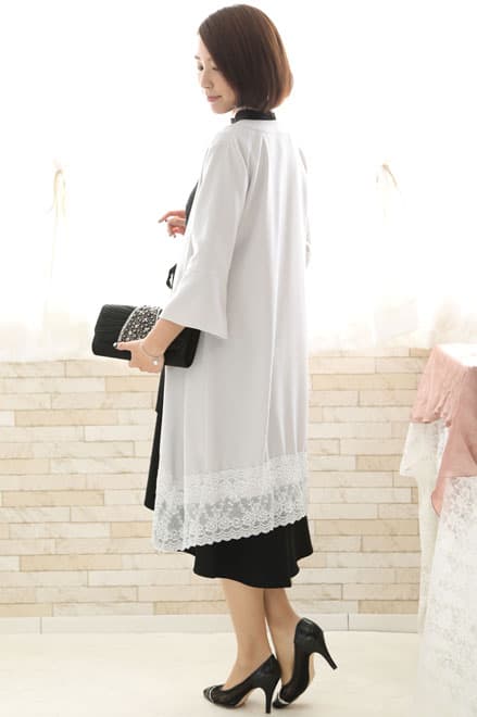 ブラックのクラシカルレースハイネックドレス